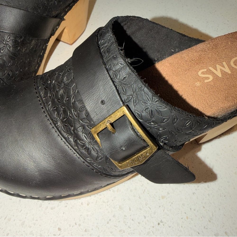 TOMS Elisa Clog Black Leather Embossed Floral Buckle Mule Women Size 5.5